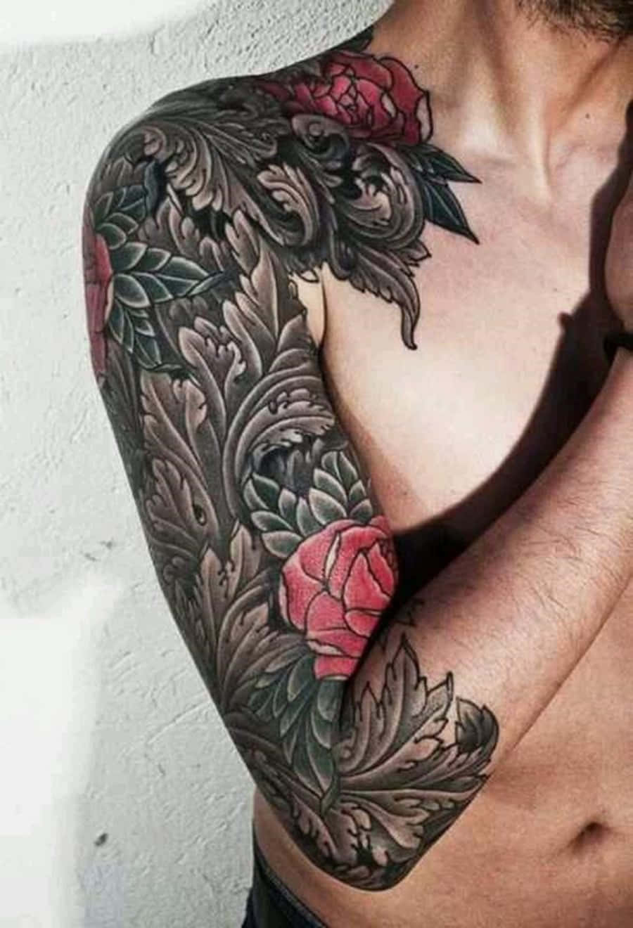 Hombrecon Tatuaje De Rosas Rojas En El Brazo Fotografía.
