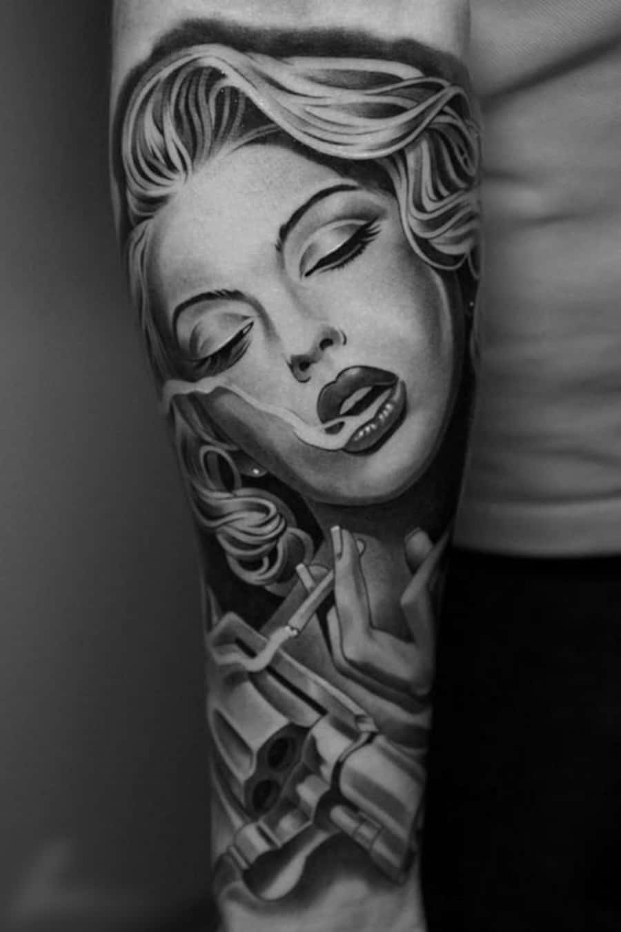 Rökandekvinna Tatuerad Arm Bild