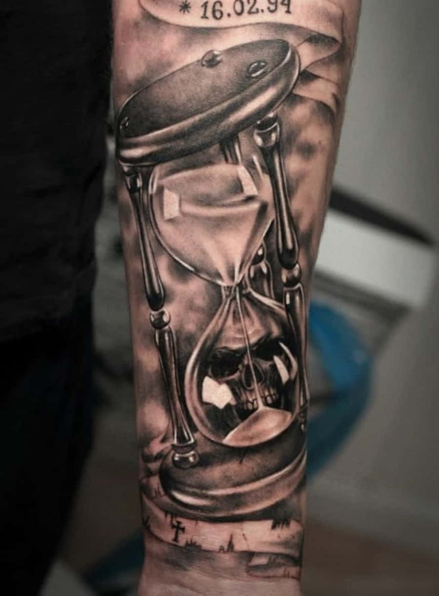 Imagende Tatuaje De Hombre Con Reloj De Arena En El Brazo.