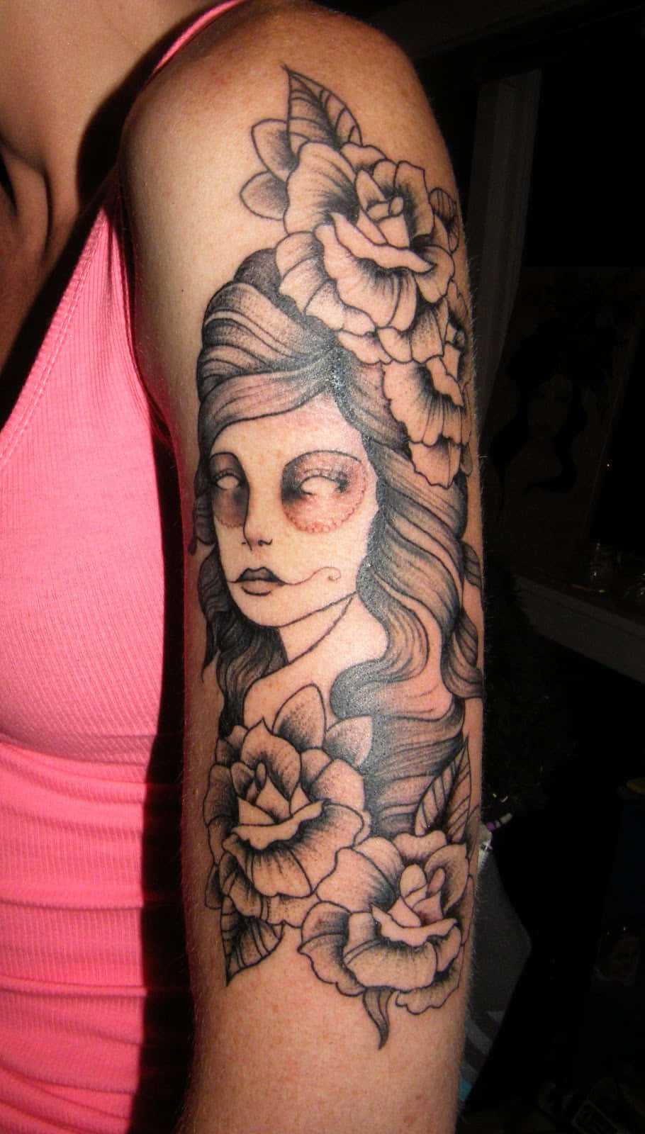 Kvinnaomgiven Av Blommor Tatuering På Armen Bild