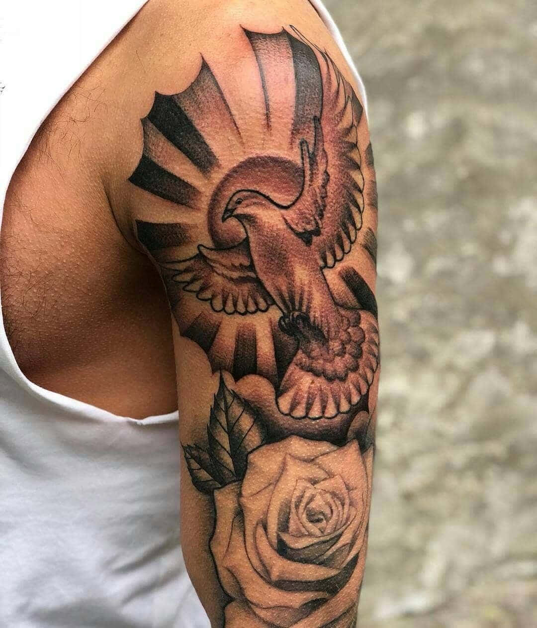 Imagende Tatuaje De Una Paloma Y Rosas En El Brazo.