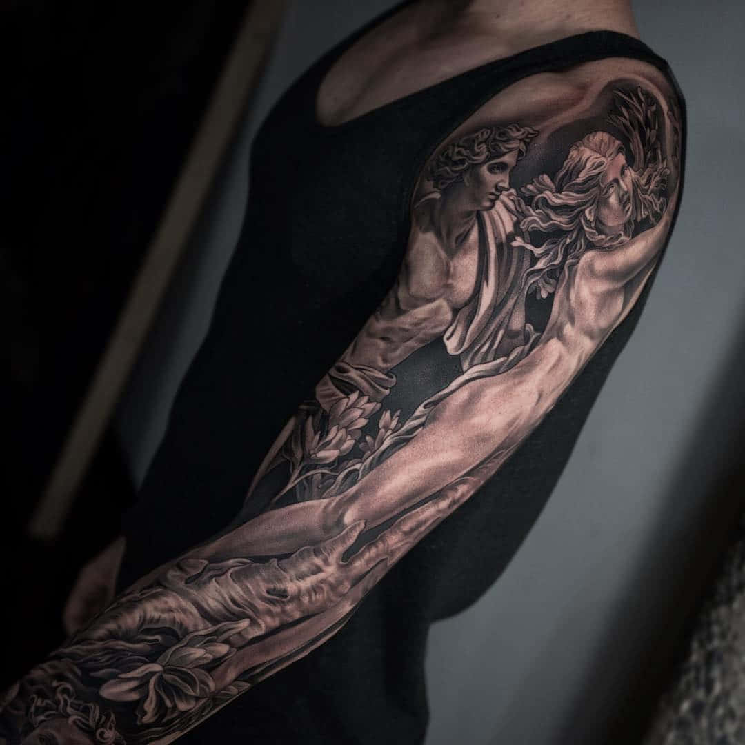 Kvinnaoch Staty Tatuering På Armen Bild