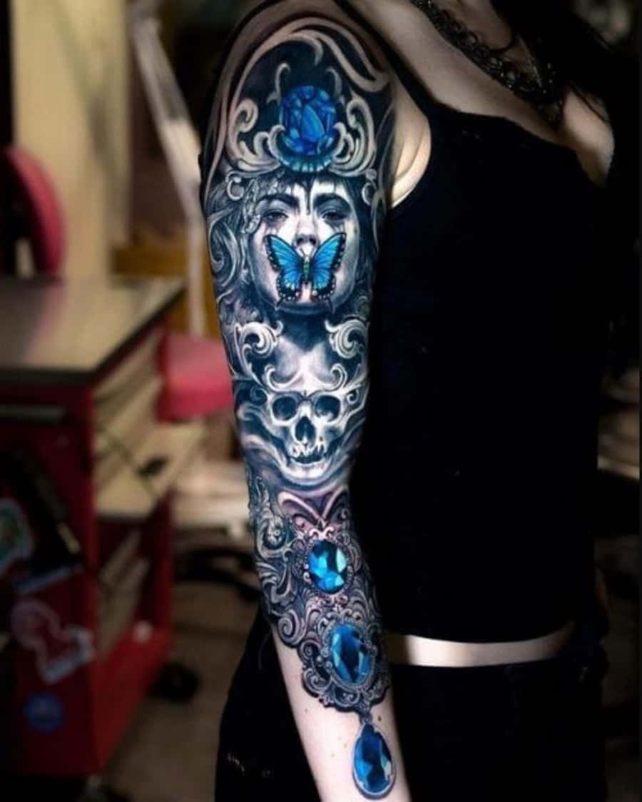 Imagende Mujer Con Tatuaje Azul En El Brazo.