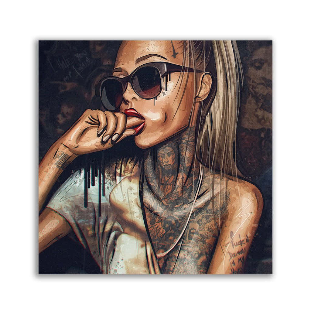 Entatuerad Kvinna Som Visar Sina Tatueringar