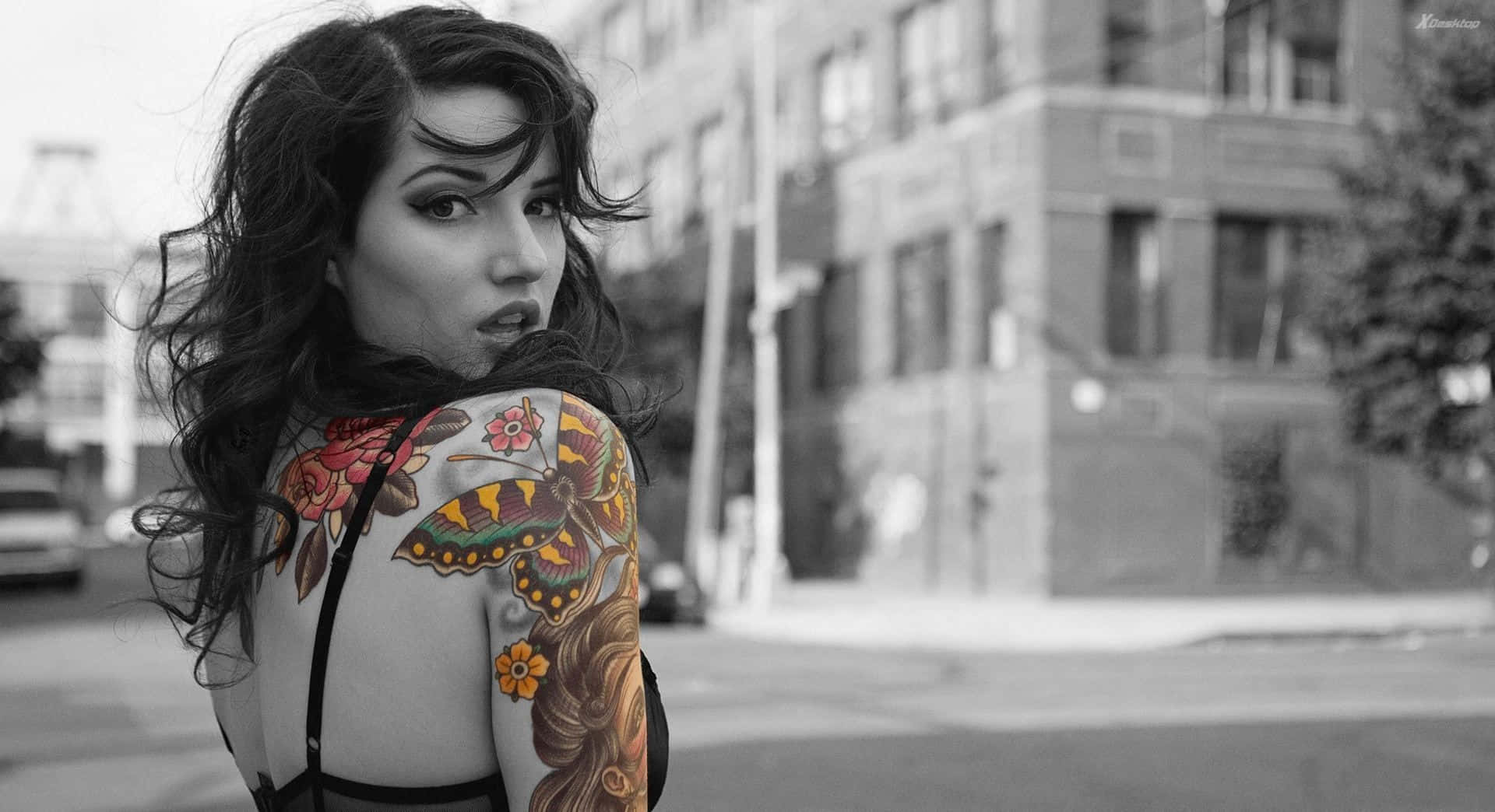 Artedell'espressione: Un Tatuaggio Unico Sulla Spalla Di Una Ragazza