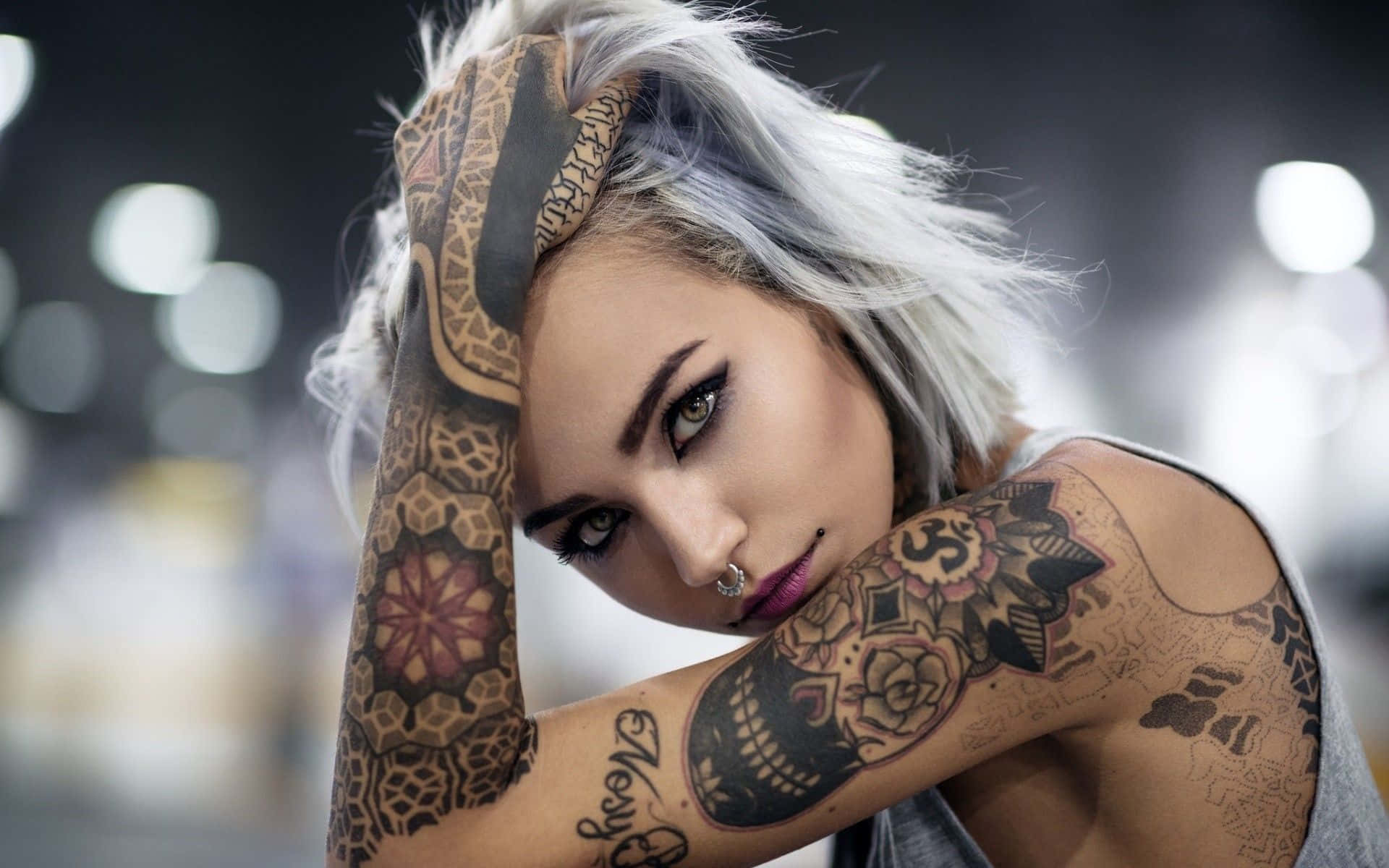 Enkvinna Med Tatueringar På Sin Arm