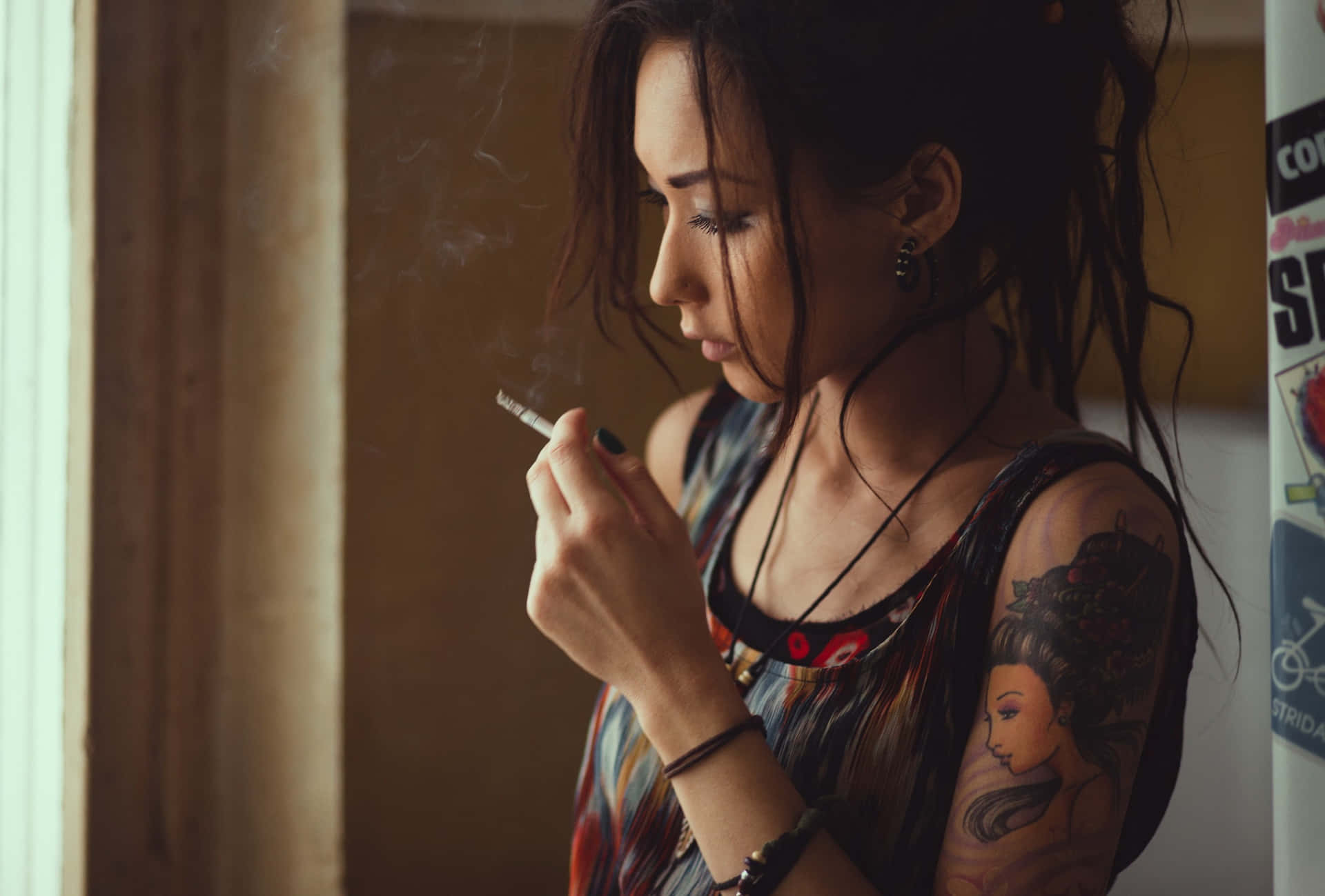 Garotaasiática Tatuada Fumando. Papel de Parede