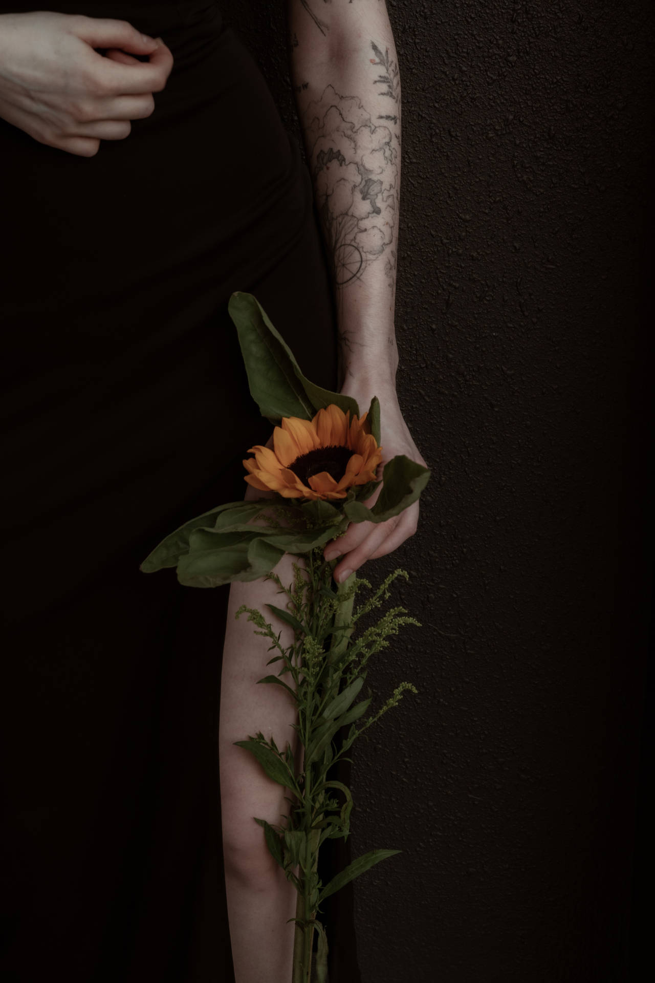 Tattooed Girl Sunflower Aesthetic Wallpaper