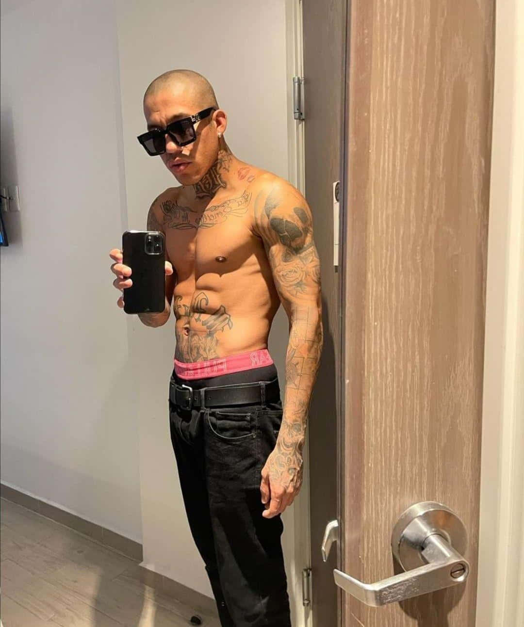 Tattooed Man Selfie Mirror Wallpaper