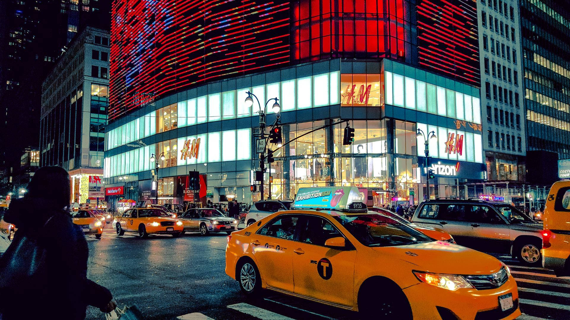 Taxi Against H&m Store At Night Wallpaper