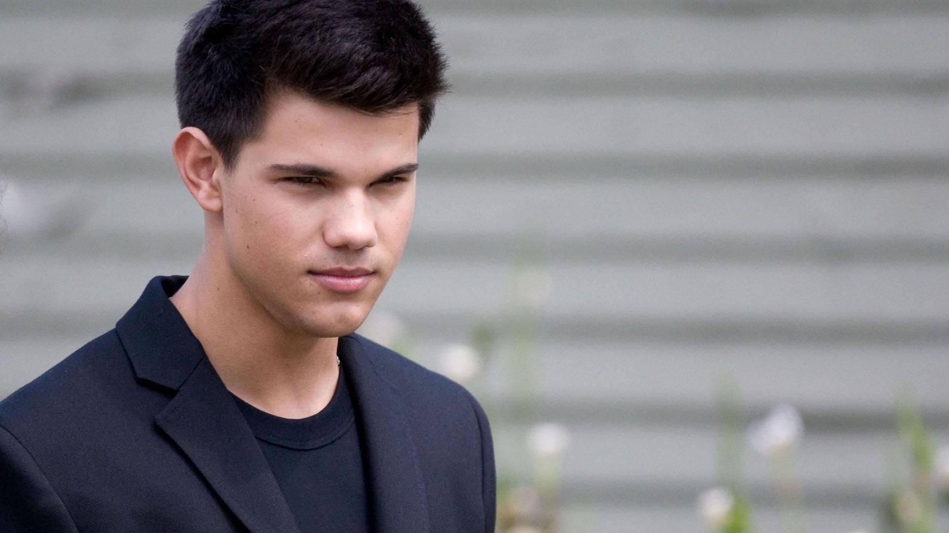 Taylor Lautner All-black Outfit Wallpaper