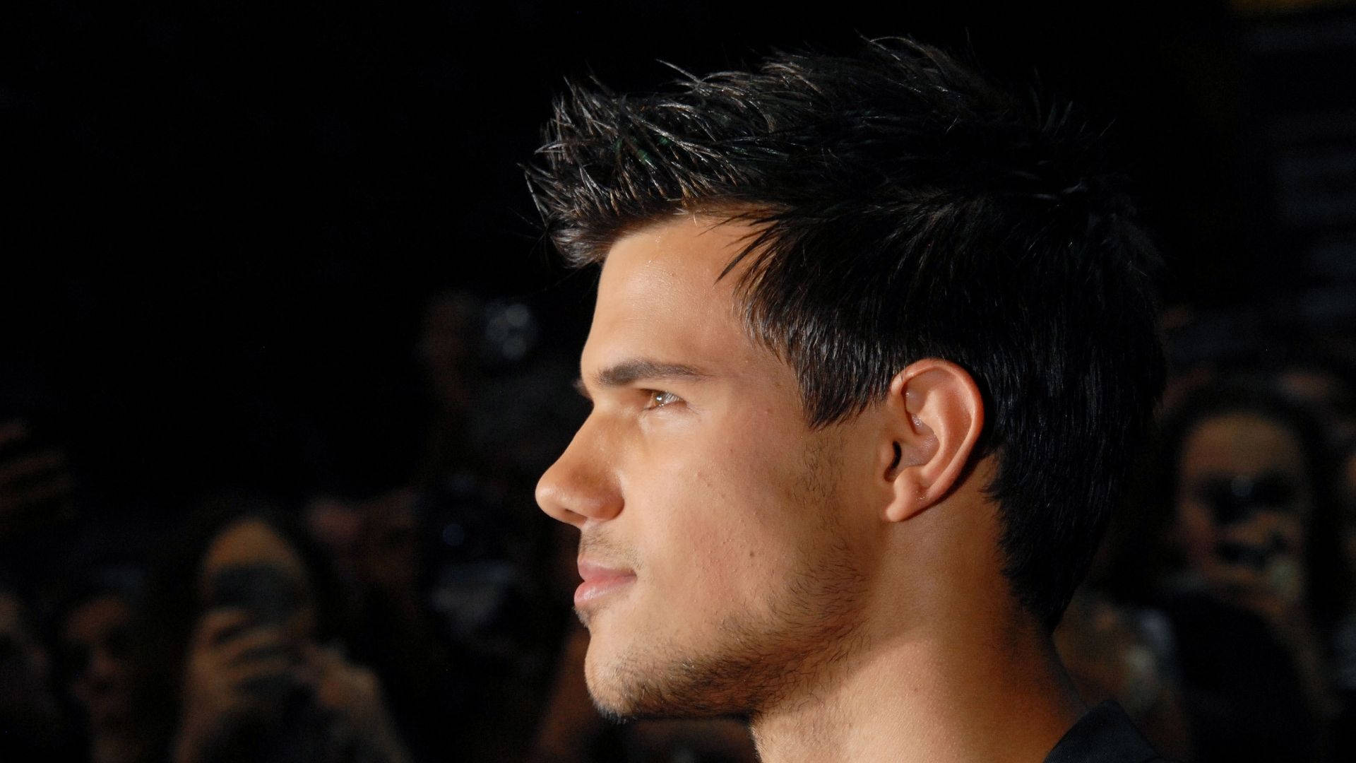 Taylor Lautner Enchanting Side View Wallpaper