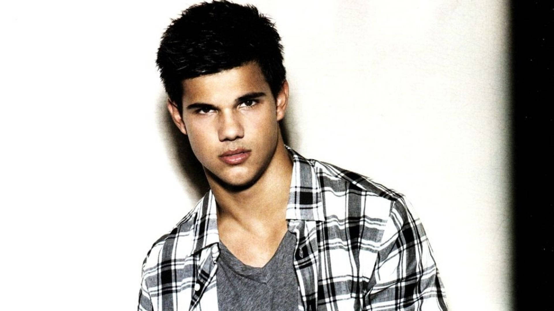 Taylor Lautner Fierce Modeling Wallpaper
