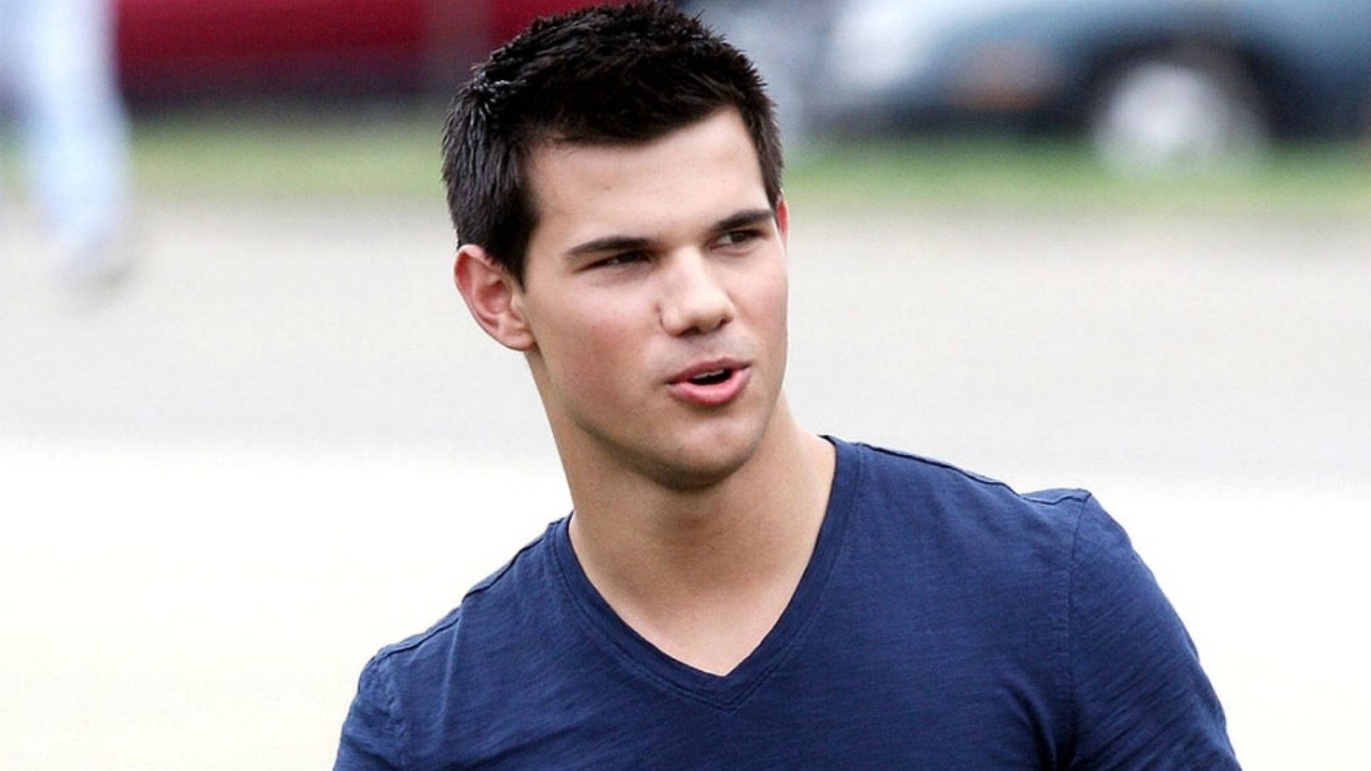 Taylorlautner Tittar Bort (when Referring To A Computer Or Mobile Wallpaper Featuring A Photo Of Taylor Lautner Looking Away) Wallpaper