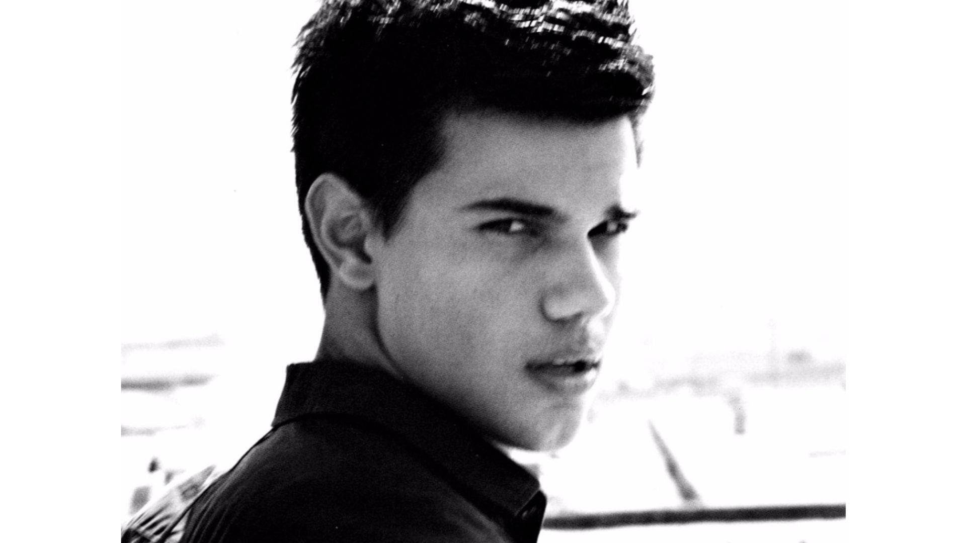 Taylor Lautner kigger tilbage. Wallpaper