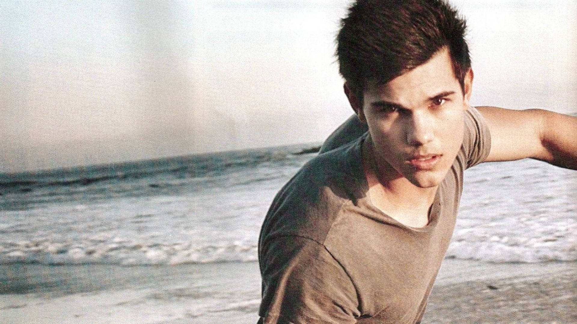 Taylor Lautner Seaside Wallpaper