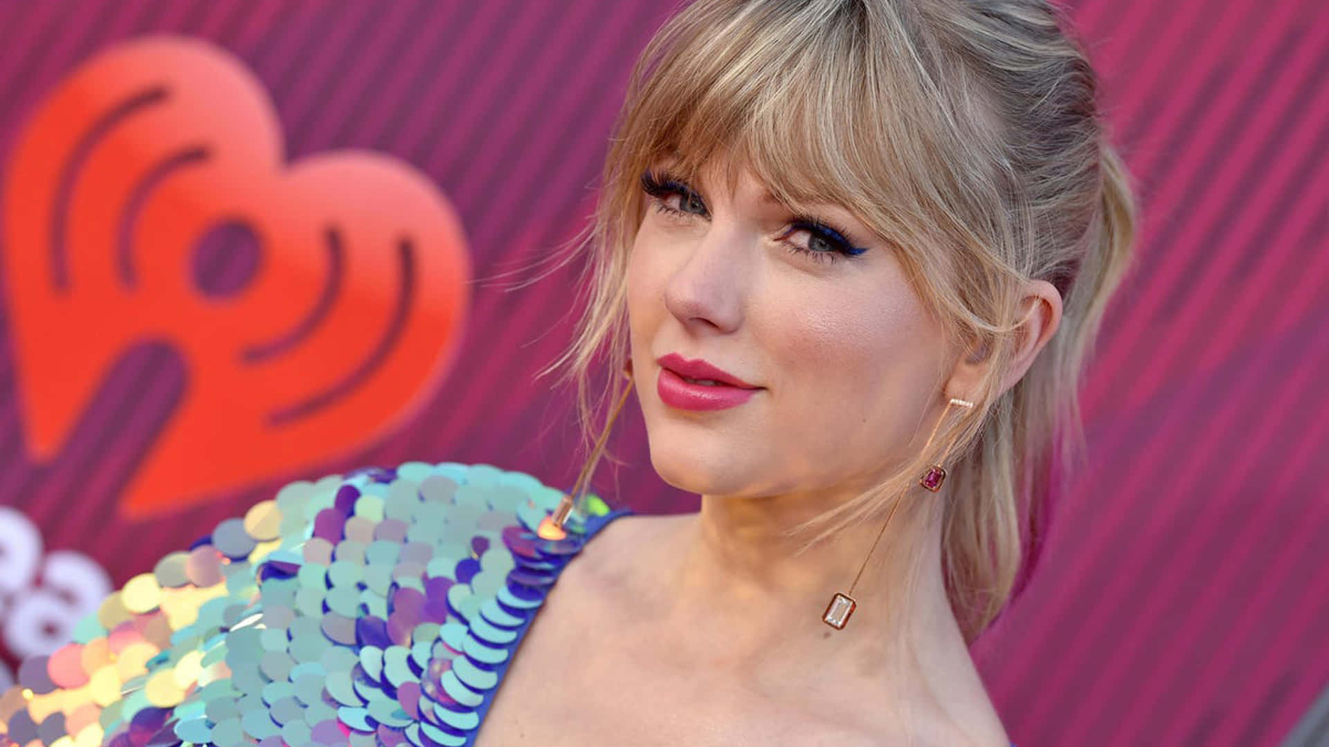 Taylorswift Ved Iheartradio Red Carpet Som Baggrund.