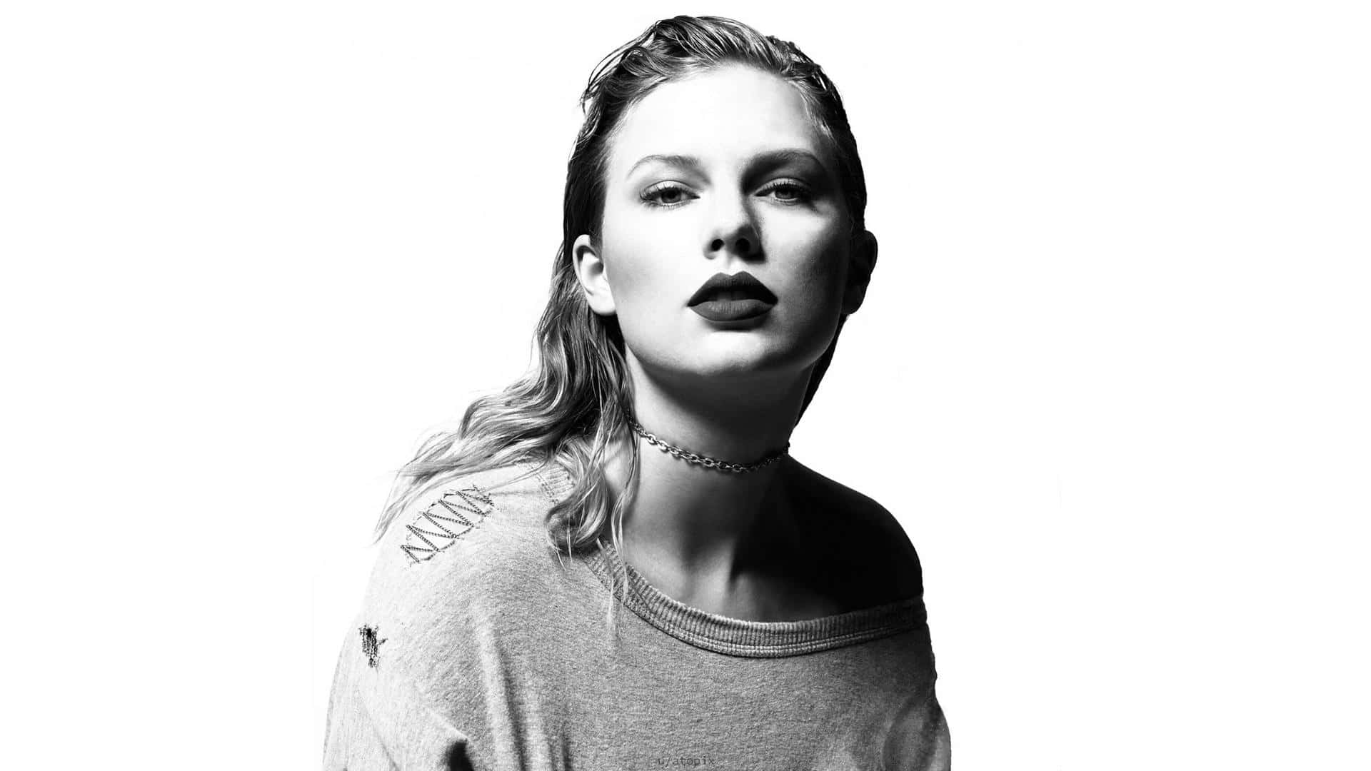 Taylor Swift Blackand White Portrait Wallpaper
