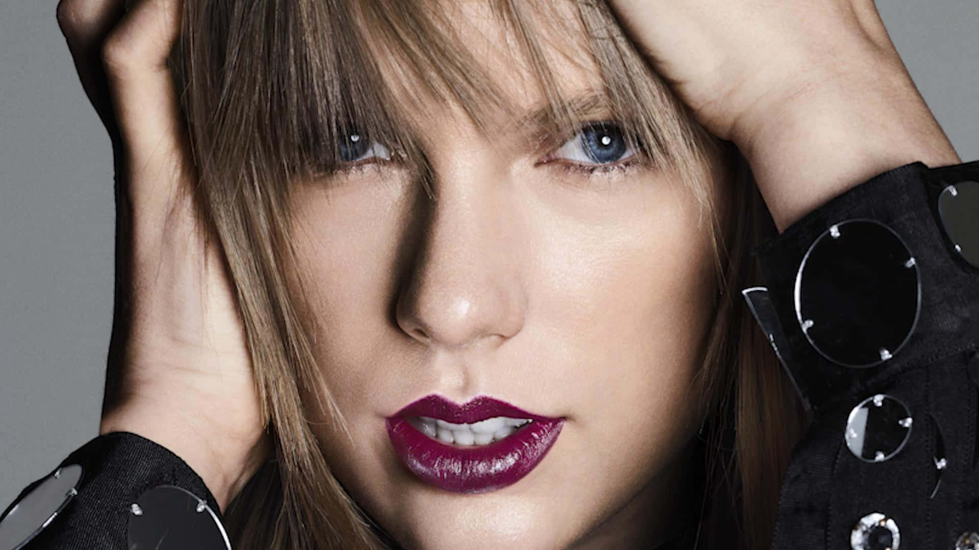 Taylor Swift Bold Makeup Look Wallpaper