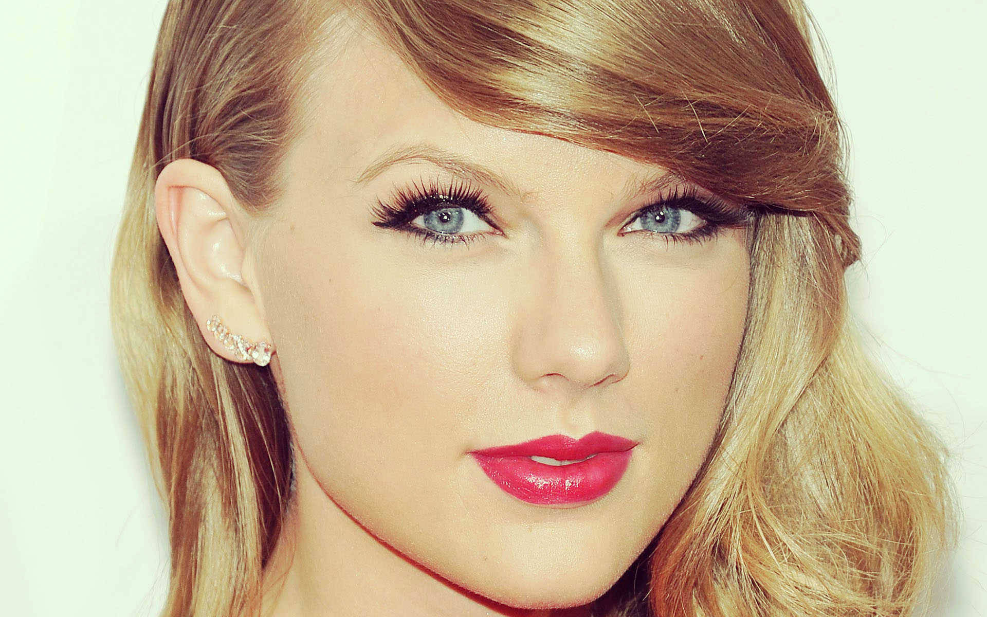 Taylor Swift Close-up Photo Background