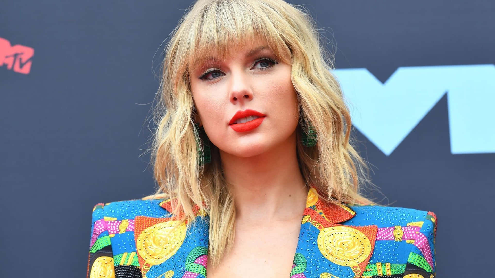 Taylor Swift Colorful Event Appearance Wallpaper