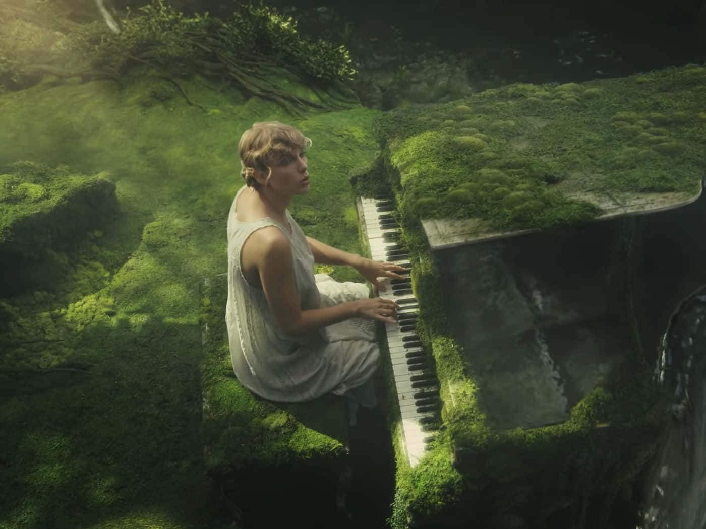 Taylorswift Tocando El Piano En El Bosque Durante Folklore. Fondo de pantalla