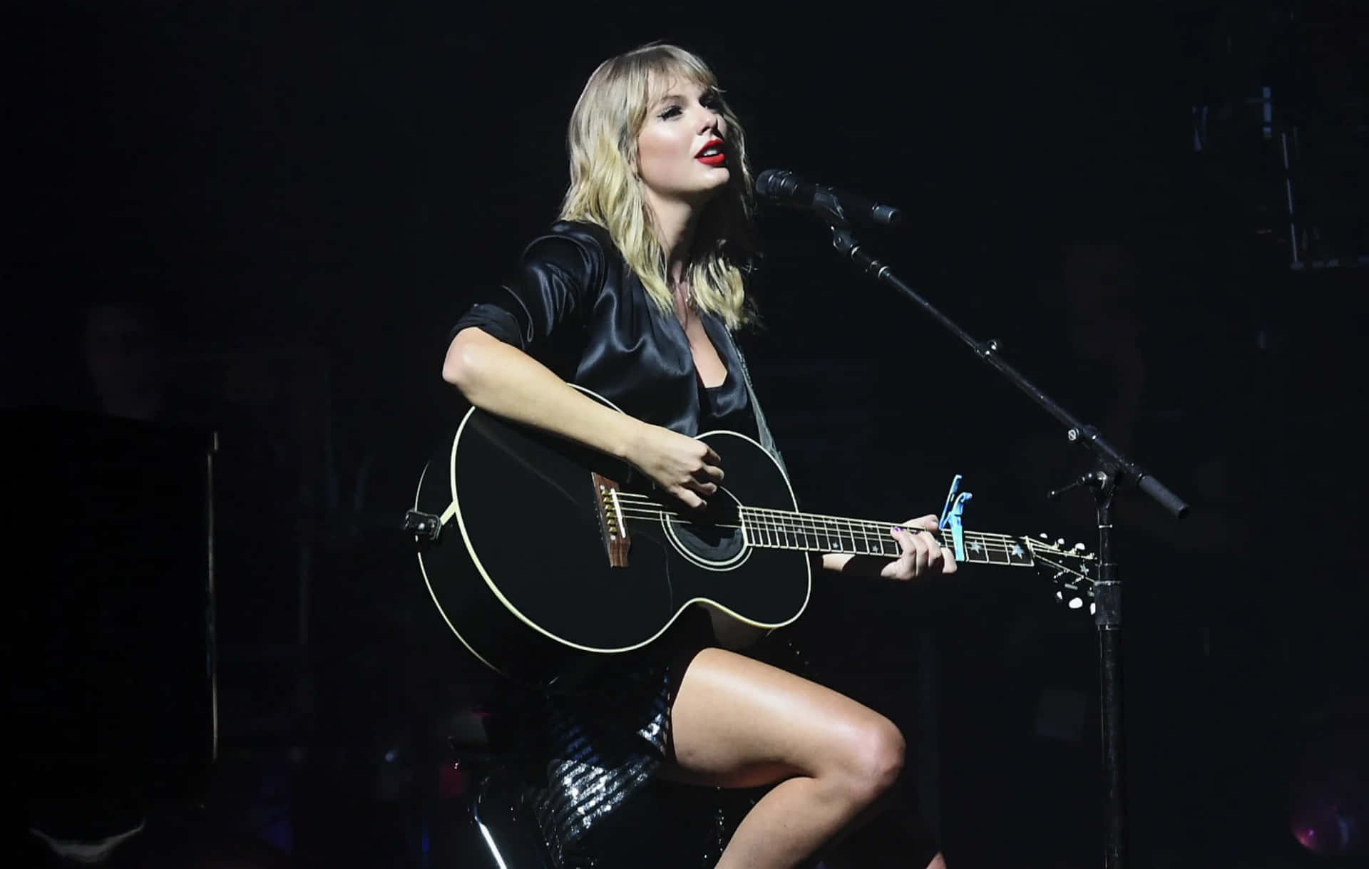 Taylor Swift's anerkendte album 'Folklore' pryder denne tapet. Wallpaper