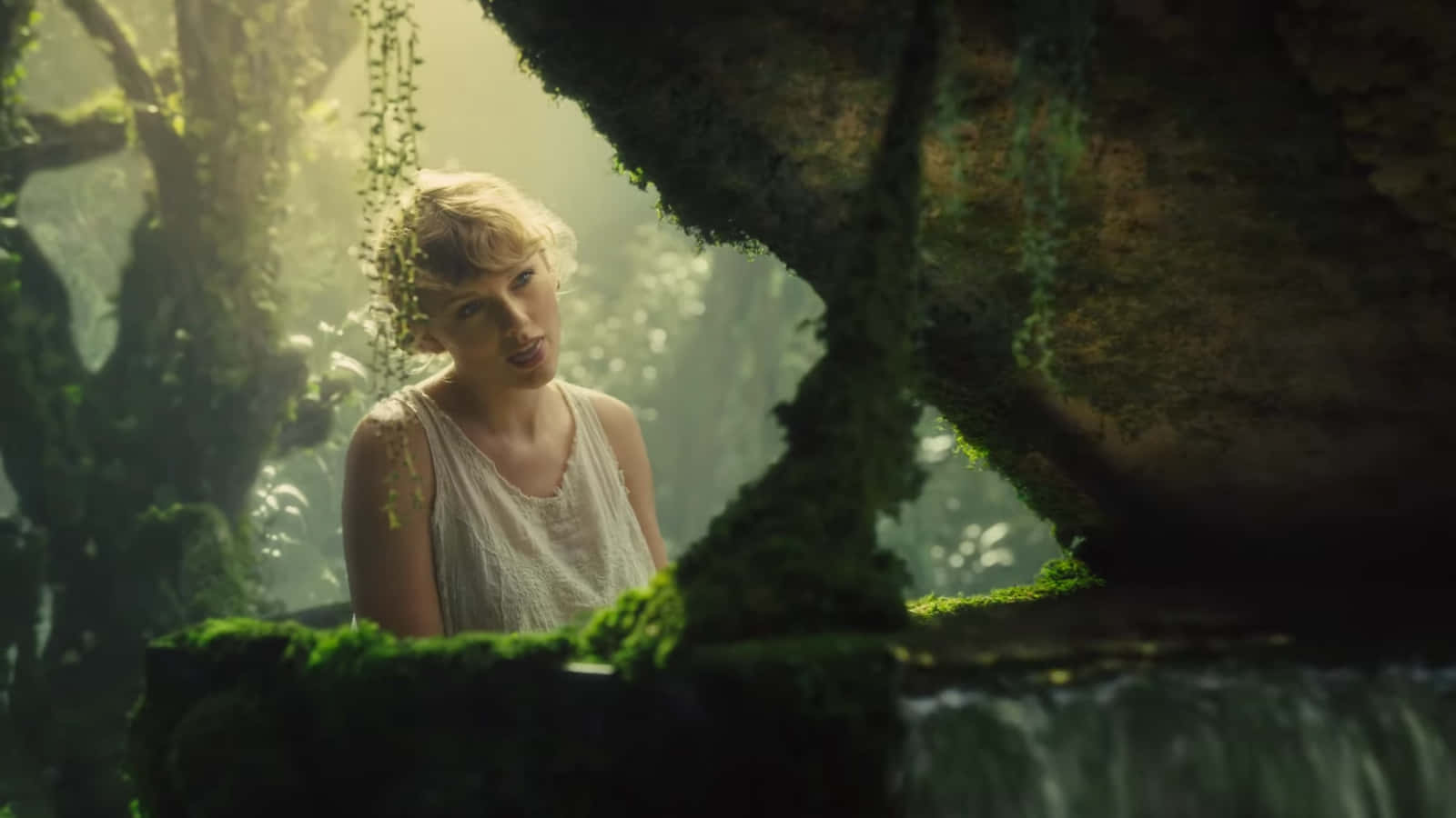Taylor Swift kigger ind i kameraet under optagelsen af 'Folklore', et album som hun udgav i 2020. Wallpaper