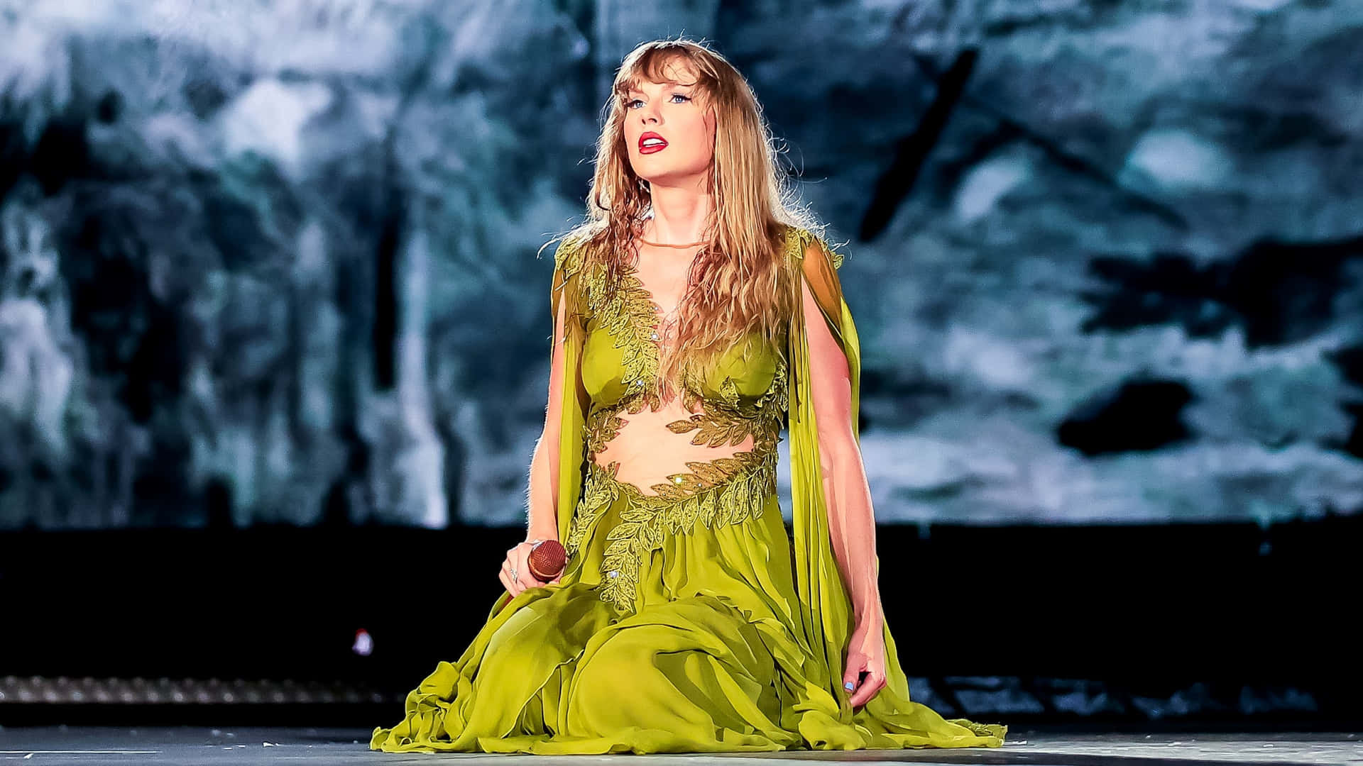 Taylor Swift Green Dress Performance Wallpaper