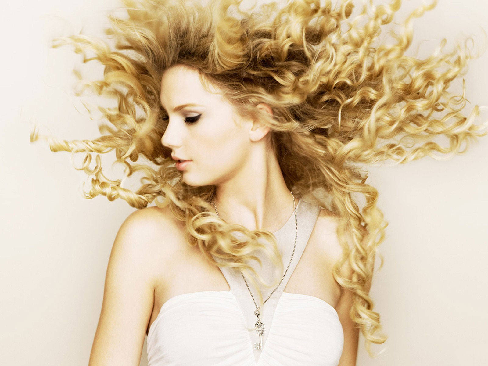 Taylor Swift med en tung krøllet frisure Wallpaper