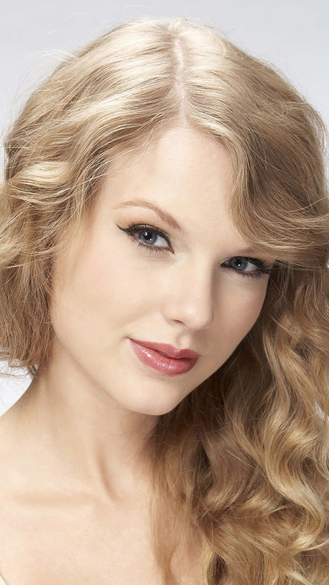 Wallpaperkrulligt Blond Taylor Swift Iphone Bakgrundsbild. Wallpaper