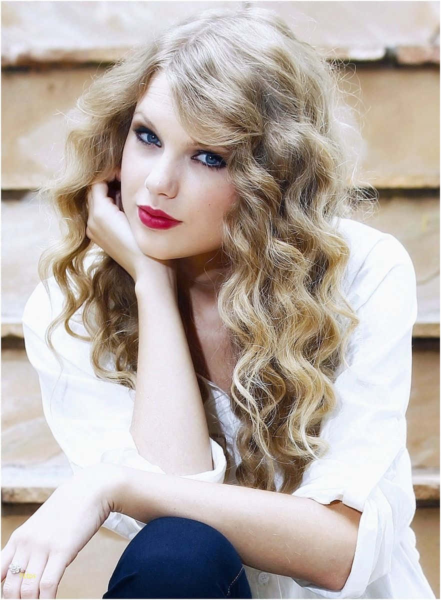 Fåden Där Taylor Swift-looken Med Nya Iphone-tapeterna. Wallpaper
