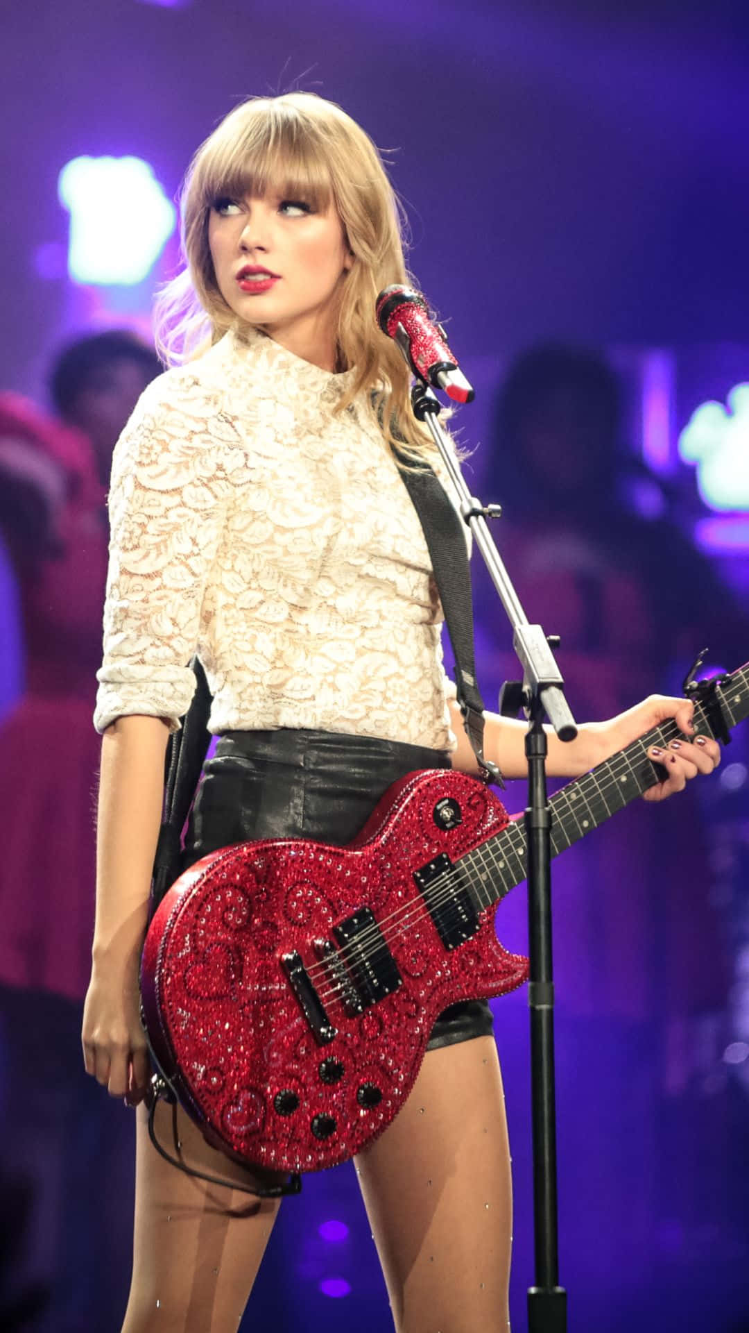 Taylor Swift fejrer udgivelsen af hendes album med hendes iphone. Wallpaper