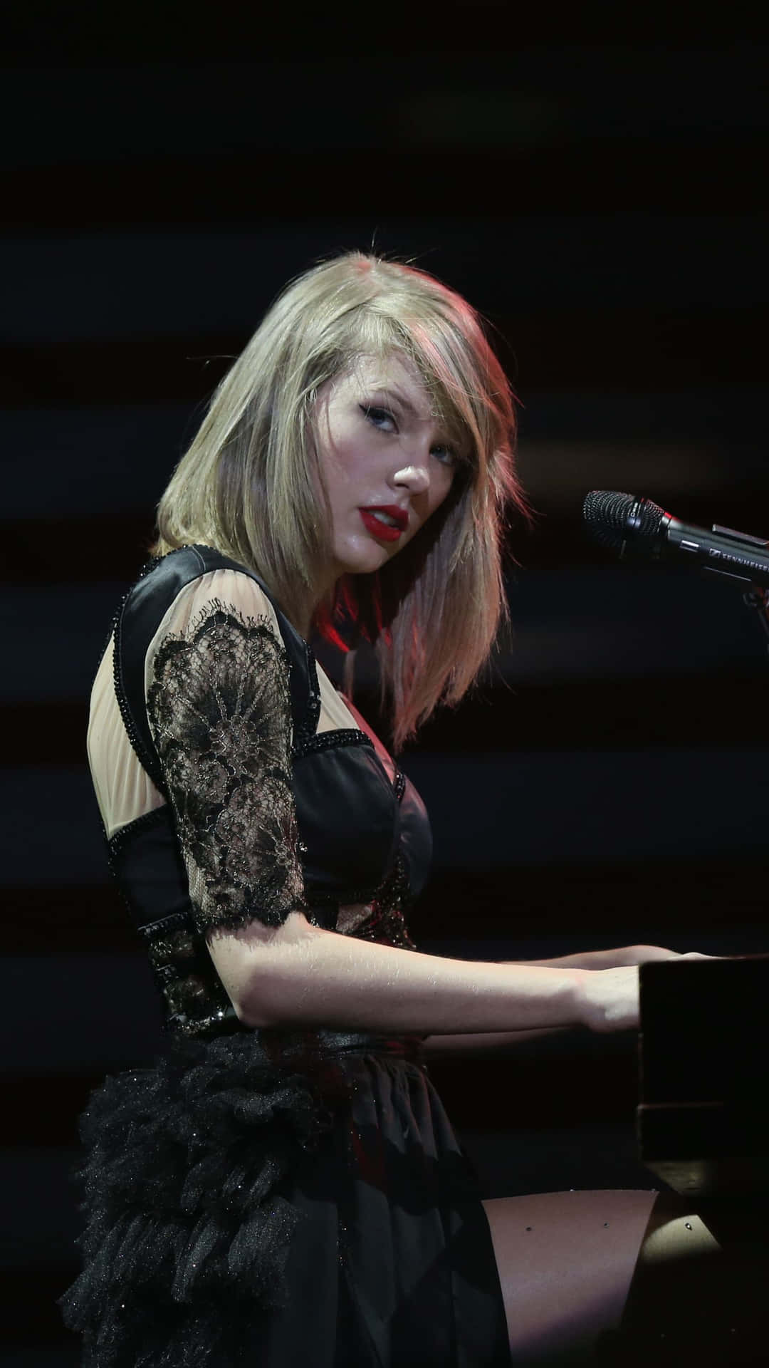 Taylor Swift iPhone Spiller Pianio Wallpaper