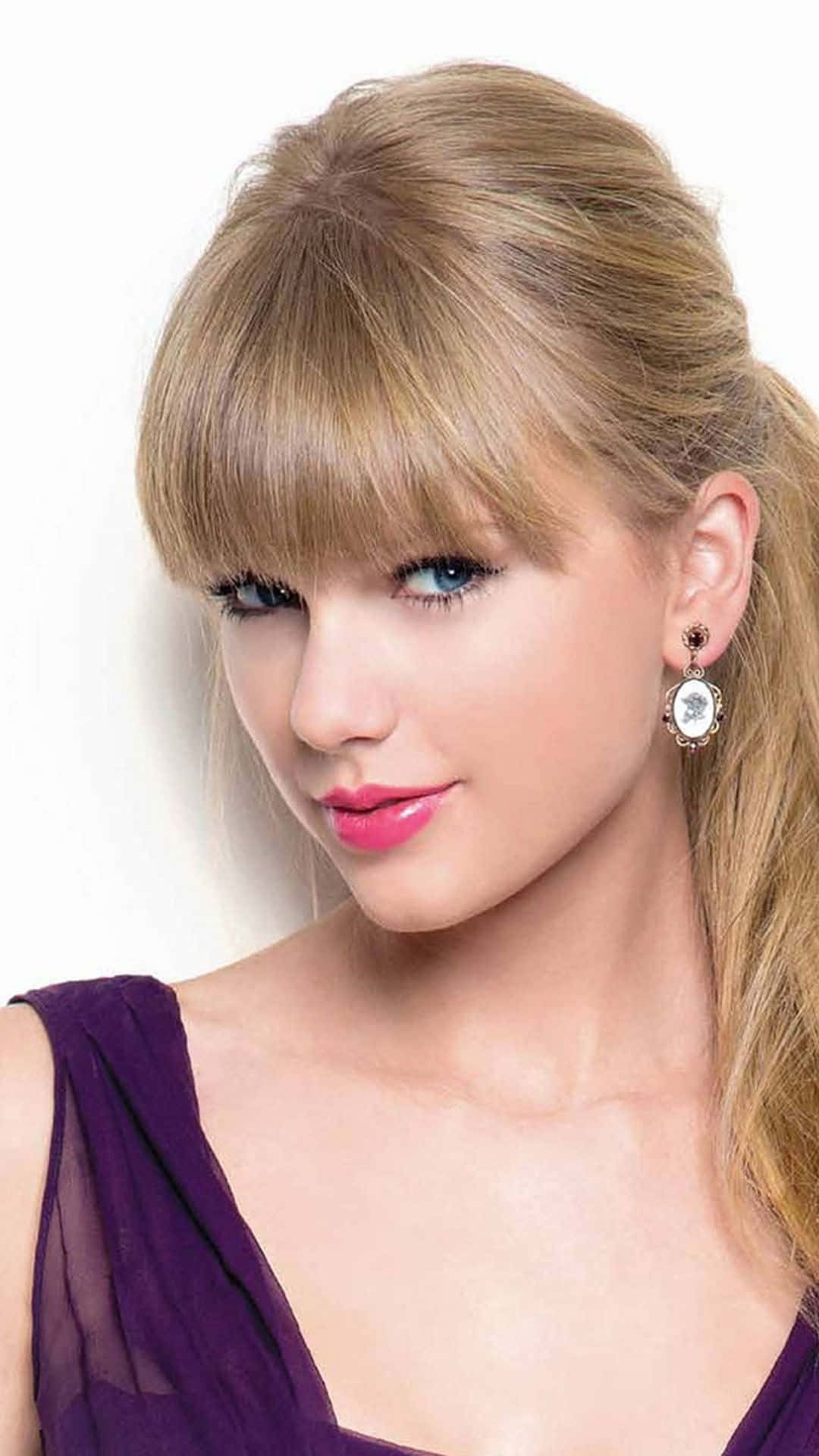 Tapetför Taylor Swifts Leende På Iphone Wallpaper