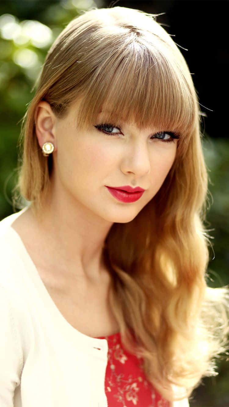 Taylor Swift Rocker ud på sin iPhone-baggrund Wallpaper