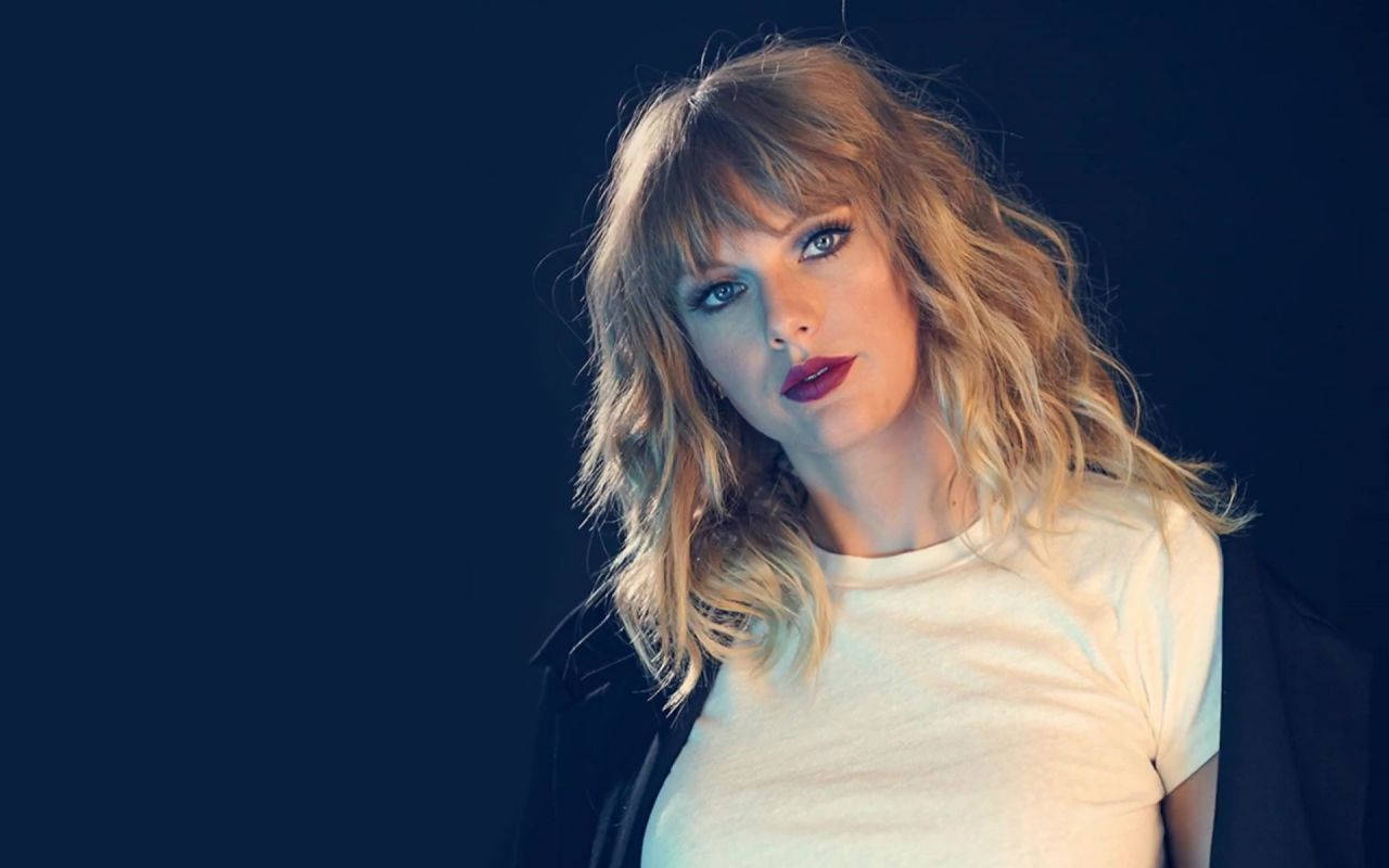 Taylor Swift Flaunting Messy Hair Wallpaper