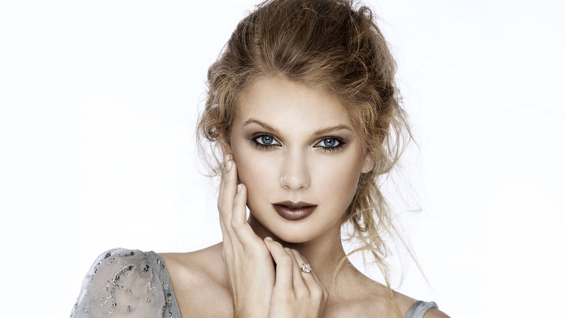 Taylor Swift looking glamorous in a nude makeup look Wallpaper
