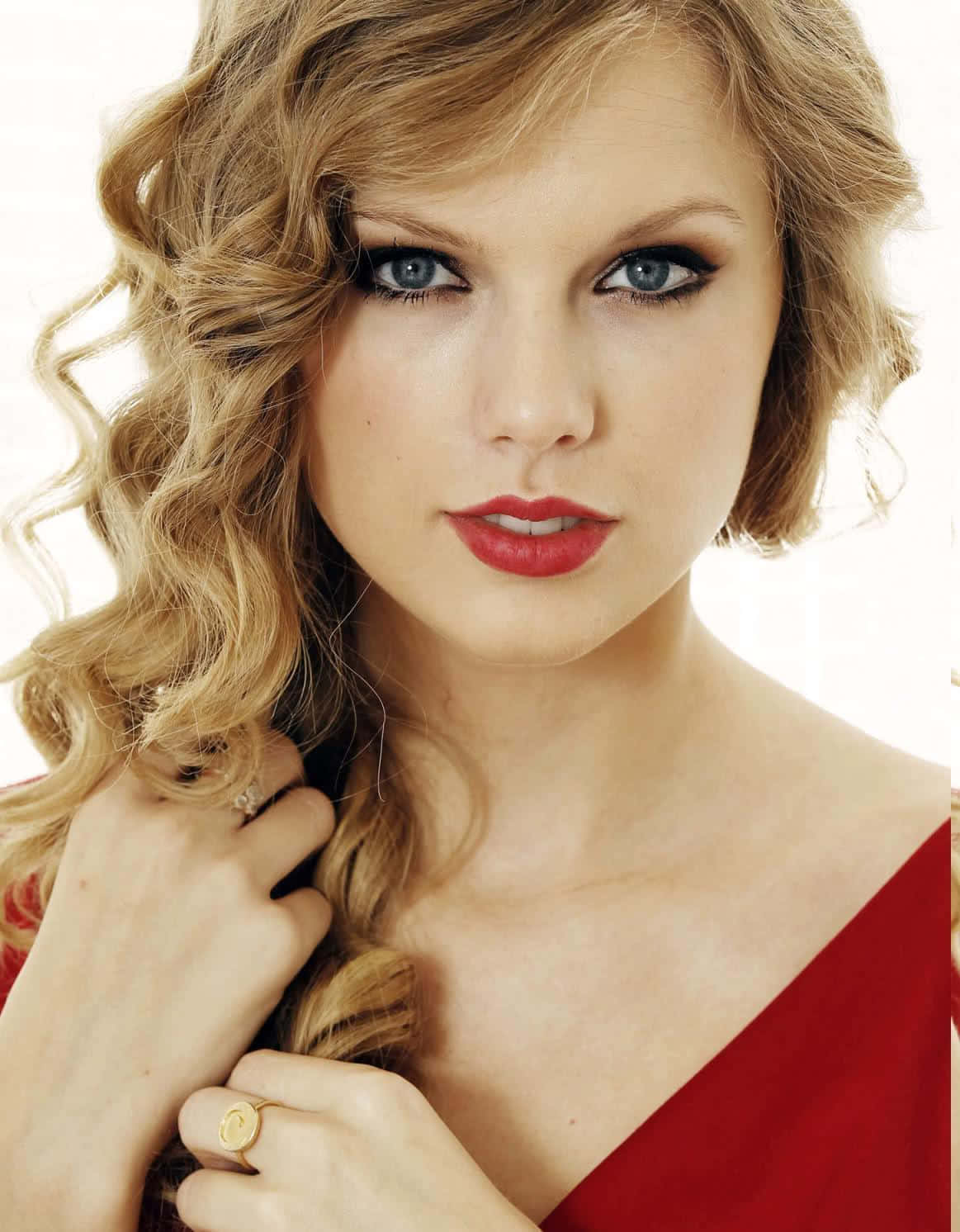 Taylor Swift looks beautiful in her blue dress