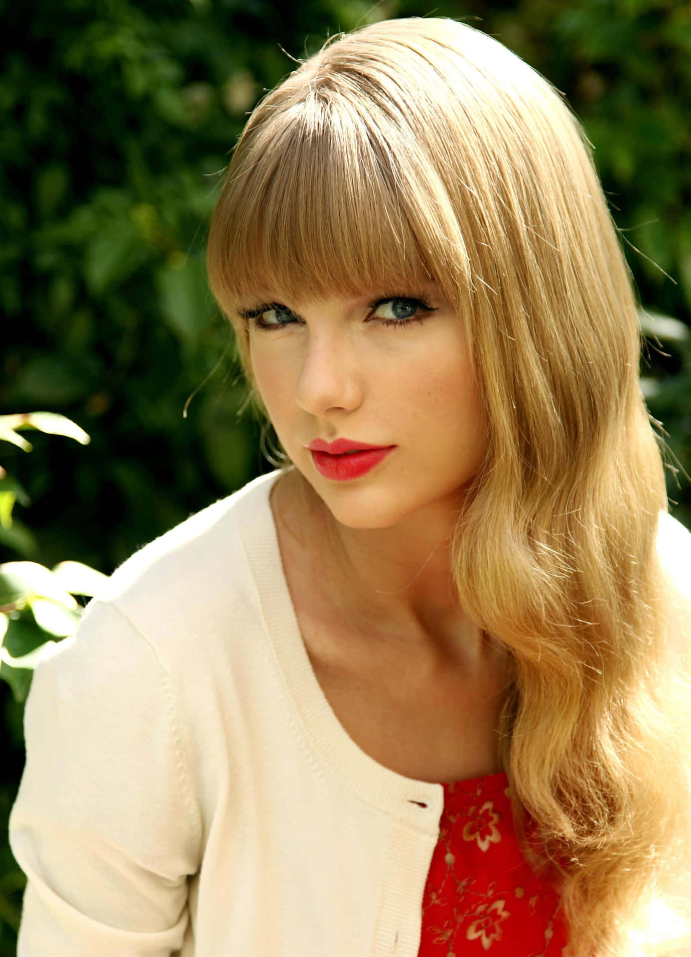 Taylorswift Sieht Umwerfend Aus In Einem Schicken Roten Kleid.