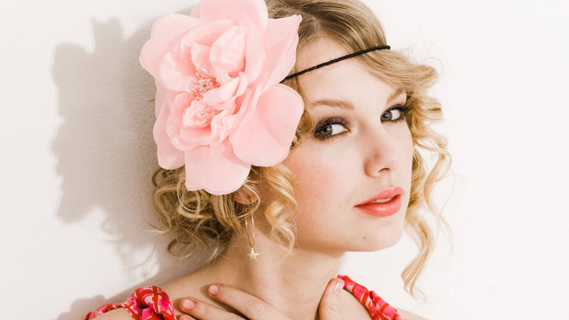 Taylor Swift Looking Pretty in Seventeen Magazine Wallpaper