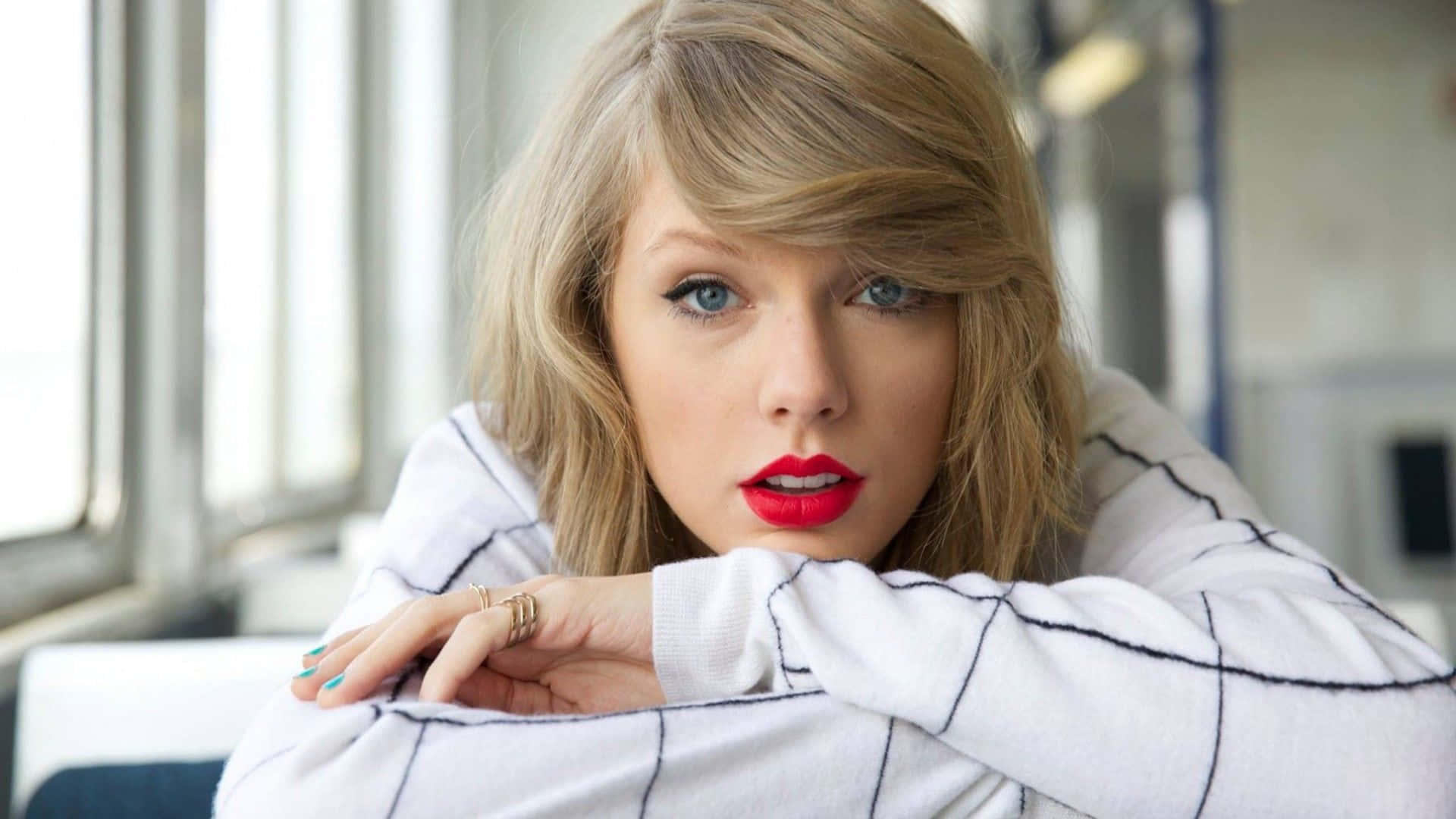 Taylor Swift Red Lip Classic Look Wallpaper