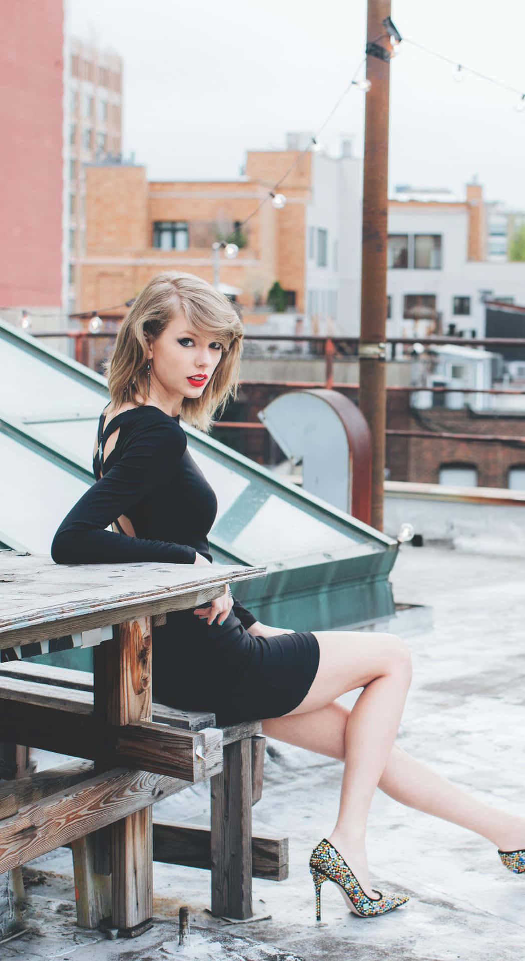 Taylor Swift Rooftop Glamour Wallpaper