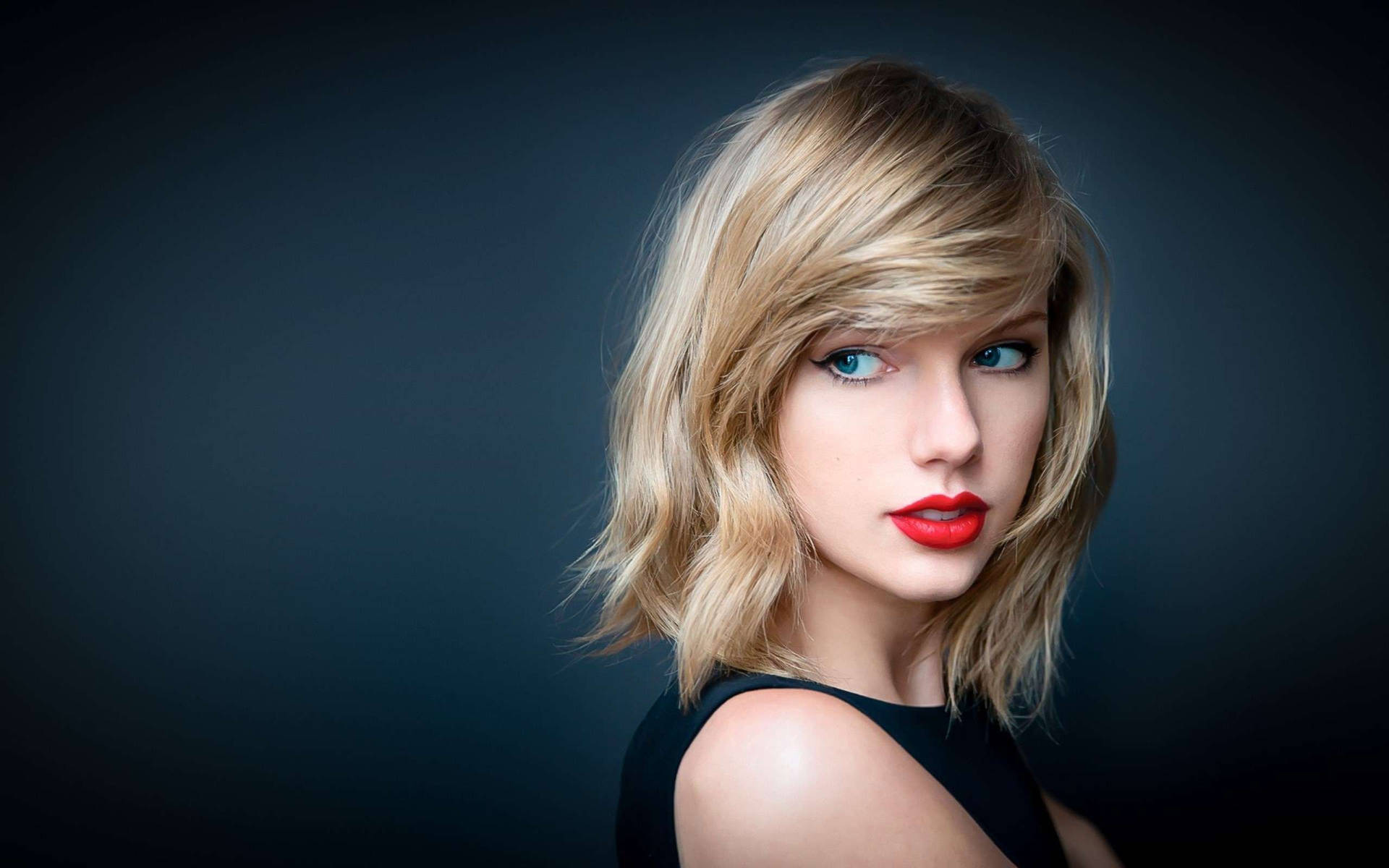 Taylor Swift Short Blonde Background
