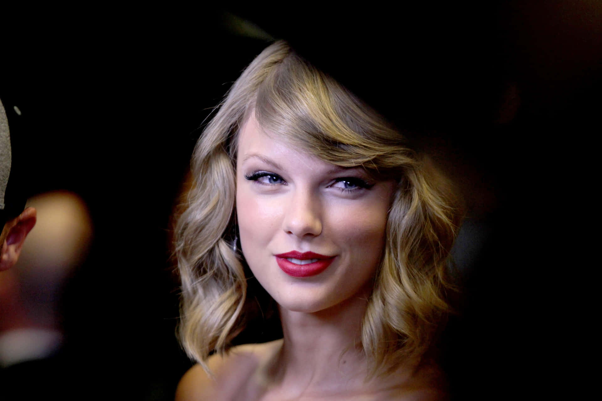 Taylor Swift Smiling Red Lipstick Wallpaper