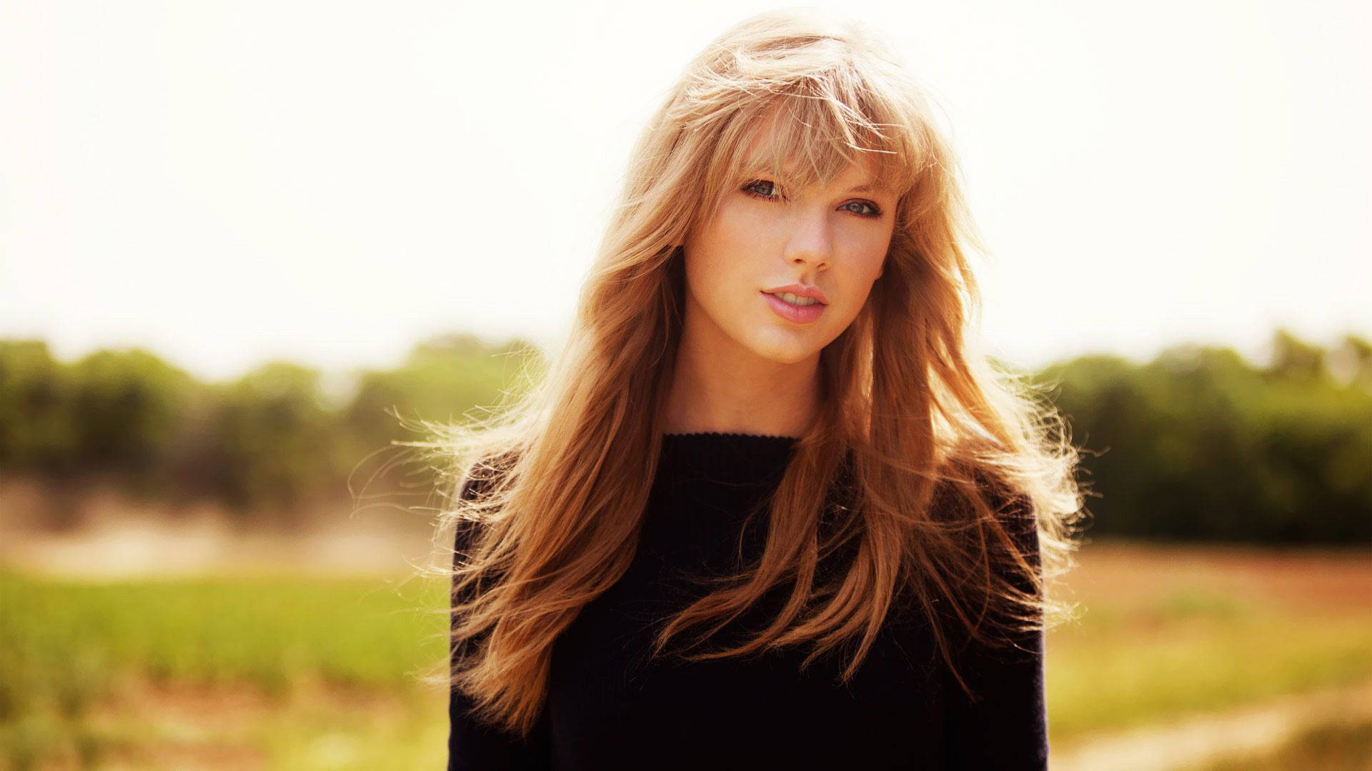 Taylor Swift Under The Sun Wallpaper
