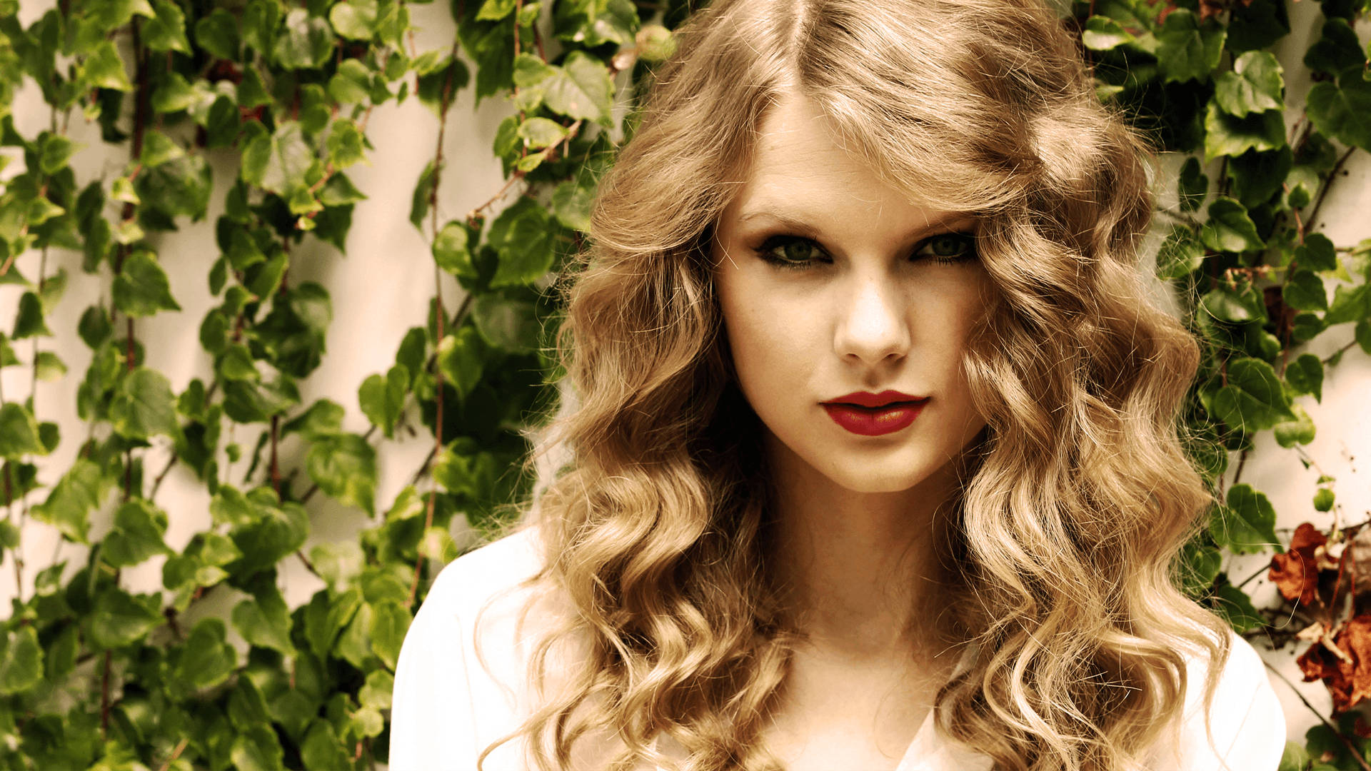 Taylor Swift with beautiful, cascading curls Wallpaper