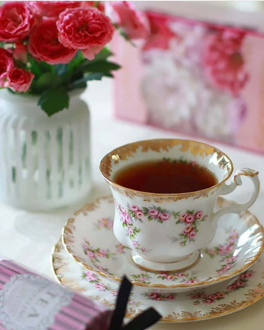 Eineerfrischende Tasse Tee Genießen Mit Einem Buch
