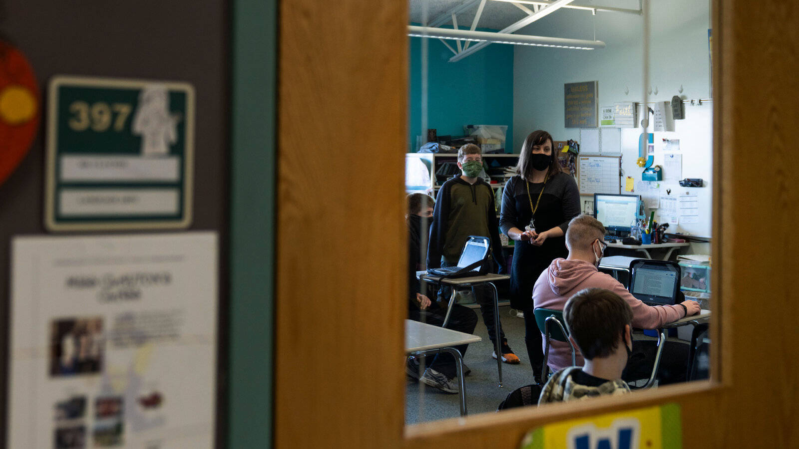 Teacher Classroom Face Mask Covid-19 Pandemic Wallpaper
