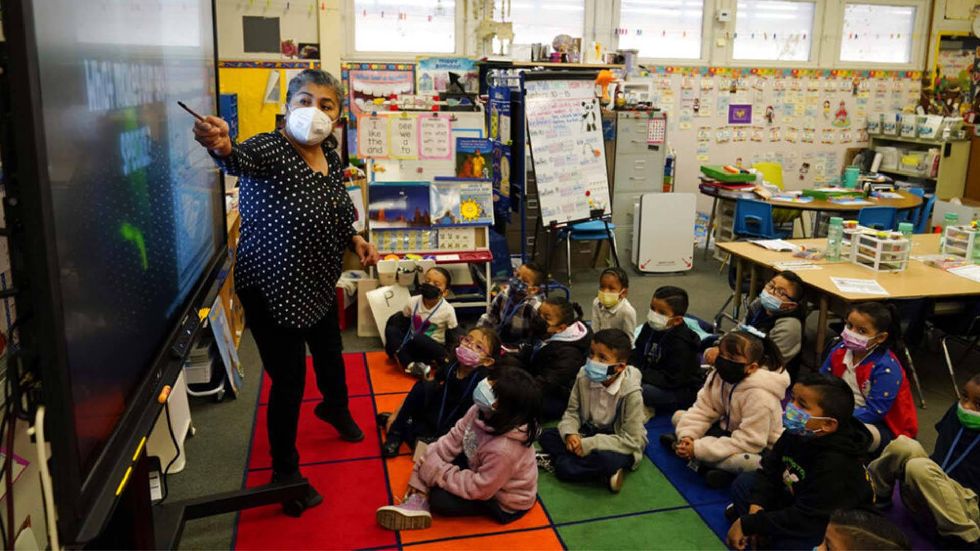 Teacher Explaining Class Students Face Mask Pandemic Wallpaper